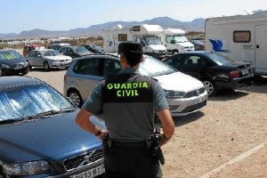 Un agente en una zona de aparcamiento junto a una playa del Cabo de Gata.