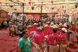 Grupos de amigos se congregan en el ambigú para disfrutar de la Feria.