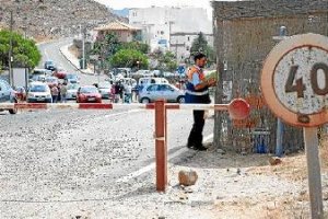 Barrera a la entrada de las playas de Poniente de San José.