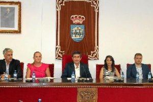 Manuel Cortes, alcalde, presidiendo el Pleno municipal.