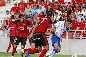 El Zaragoza, como el Almería, tiene que corregir en defensa.