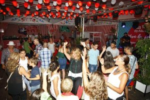 Ambiente y baile en el tablao de la caseta de LA VOZ.