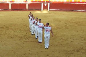 Los recortadores saludan a los aficionados asistentes a la Plaza de Toros de Almería.
