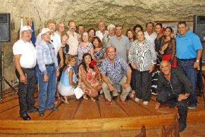 Peñistas taurinos norteamericanos, junto a los asistentes a la fiesta que la Casa Chopera le ha ofrecido en la Peña El Morato.