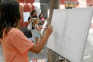 Ana Rodriguez Gallego (de naranja) comparte el amor por el arte con su hermana Pilar (de azul) de manera que ambas participaron en el concurso.