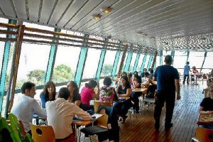 Unos turistas tomando algo en uno de los cruceros que ha atracado en el puerto de la capital.