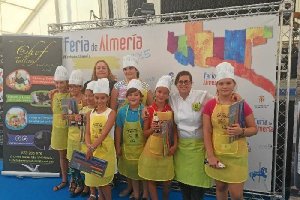 Foto de familia de los pequeños que han llegado a la gran final del concurso infantil.