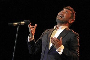 Miguel Poveda, encima del escenario de la Plaza de la Constitución.