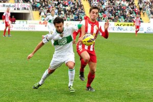 Carlos Calvo, de rojiblanco ante el Elche.