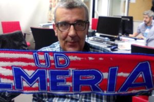 Manolete, en la redacción de la Cadena SER, con la bufanda del Almería.