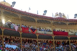 Lleno de la Plaza de Toros, presidiendo la concejala Ana Martínez Labella; y los peñistas de Estados Unidos en los palcos.