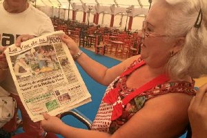 Isabel Fernández Bisbal muestra la portada de LA VOZ de 2001, cuando su hija ganó el certamen gastronómico.