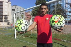 Iago Díaz, este lunes en el campo de la Vega de Acá.