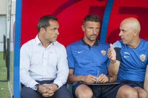 Sergi Barjuan empezó feliz y se marchó enfadado del Estadio.