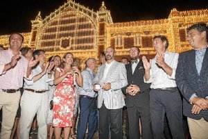 Aplausos por parte del público, el equipo de gobierno y miembros de la oposición tras el encendido.