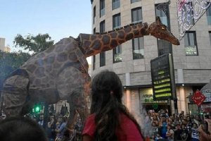 En el desfile han destacado un elefante y una jirafa gigantes.