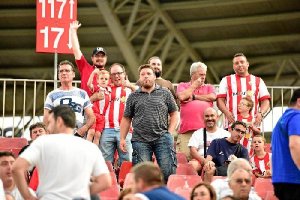 Los más pequeños tirán de papá para ir al Estadio.