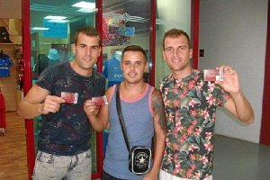 Salían felices con su abono los aficionados.