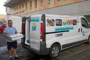 Un repartidor de pescado de la empresa de venta por internet