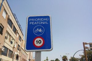 Señalización en el carril bici del Paseo Marítimo de Almería.