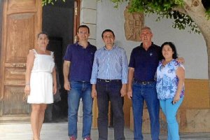 Autoridades en la puerta del Ayuntamiento. 