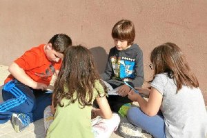 Imagen de menores disfrutando de una animada lectura en la mejor compañía.