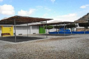 Zona de sombra instalada en el patio del colegio Bartolomé Flores. 