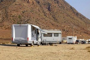 Caravanas aparcadas en una zona del parque natural