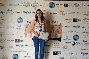 Cristina Mateo con el diploma que acredita su segundo puesto en el certamen.