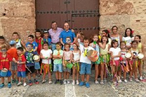 El diputado y el alcalde junto con los niños participantes.