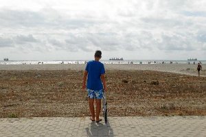 Dos mercantes en el horizonte de la costa de Vera. 