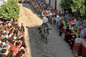 Un caballista en una carrera de cintas.