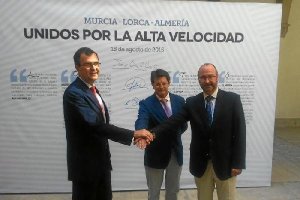 Los tres alcaldes tras la firma del manifiesto.