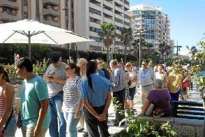 Imagen de ciudadanos esperando recoger su abanico y programa