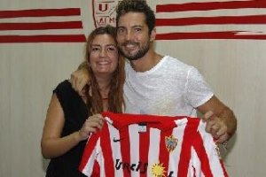 Lorena García, directora de organización del club, con Bisbal.