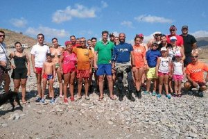 El Alcalde, en el centro, acompañó a los vecinos participantes en la ruta en kayak.