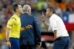 Velasco Carballo no lo tuvo fácil en el Camp Nou.