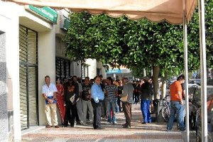 Colas de desempleados en una de las oficinas de empleo
