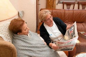 Una empleada de la empresa Cuidal, de FAAM, atiende a una dependiente. 