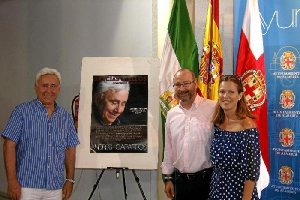 Caparrós  junto al alcalde y la concejal de Cultura