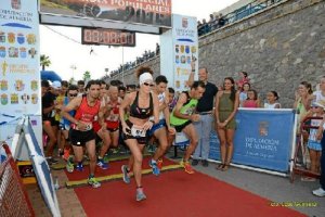 Los corredores tomando la salida.