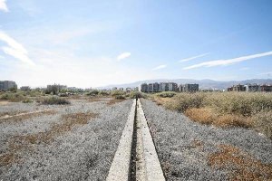 Los terrenos esperan la llegada de la pala para hacer la gran obra.