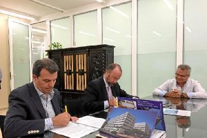 Obras con Huarte Lain (OHL) y el Ayuntamiento de Almería suscribían este contrato.