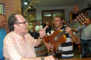 El cantaor almeriense Juan Gómez, acompañado a la guitarra por David Soto