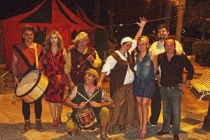 Eloisa Cabrera, María Dolores Ortega y Francisco Gutiérrez recorren el Mercado Medieval