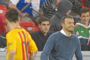 Luis Enrique carga con la cruz.