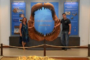 El alcalde de Viator y la concejala de Educación, en el museo de la ballena. 