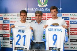 El director deportivo, Chema Indias, los presenta a pares.