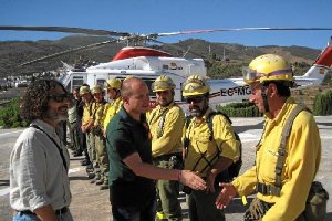 Martínez saluda a los miembros del Infoca de Serón. 