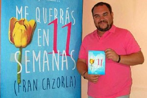 Imagen  de Fran Cazorla junto a su libro ‘Mqeos’